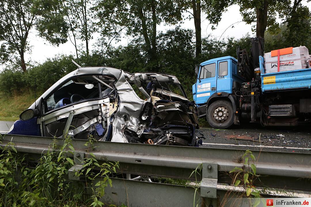 Smart schleudert in entgegenkommenden Lkw - Autofahrer stirbt am Unfallort