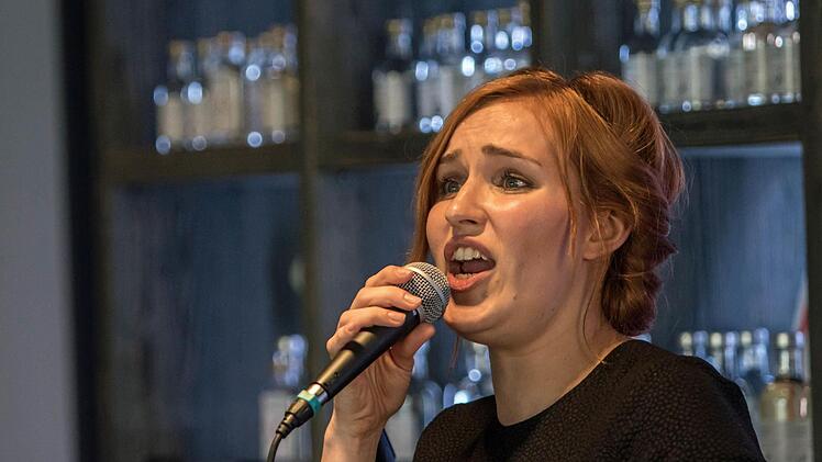 Laura Mann (Gesang) und die Gitarrist Florian Berndt gestatteten eine eindringliche Hommage an Ella Fitzgerald.Foto: Jochen Berger