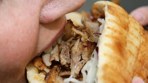 Frau randaliert in Laden, weil sie keinen kostenlosen Döner bekommt