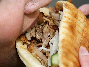 Frau randaliert in Laden, weil sie keinen kostenlosen Döner bekommt