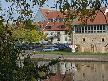 Derzeit läuft die Vorplanung des Wasserwirtschaftsamtes mit der Stadt Haßfurt zum Hochwasserschutz der westlichen Altstadt. Vorgesehen ist, den Bereich zwischen Kläranlage und der Mainmühle (rechts im Bild) durch Dämme, Mauern und mobile Elemente zu schützen. Ulrike Langer