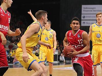 Maodo Lo (mit Ball) lässt die Braunschweiger Abwehr schlecht aussehen. Der Nationalspieler überzeugte mit zehn Punkten, drei Rebounds, vier Assists und drei geklauten Bällen. Links Luka Mitrovic Foto: Susanne Hübner