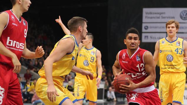 Maodo Lo (mit Ball) lässt die Braunschweiger Abwehr schlecht aussehen. Der Nationalspieler überzeugte mit zehn Punkten, drei Rebounds, vier Assists und drei geklauten Bällen. Links Luka Mitrovic Foto: Susanne Hübner