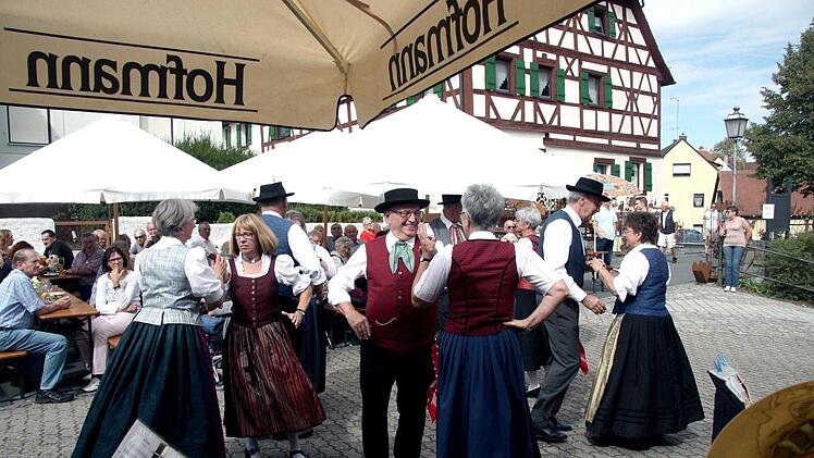 Die Volkstanzgruppe aus Lonnerstadt   Foto: Richard Sänger