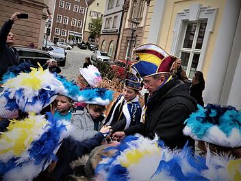 Oberbürgermeister Henry Schramm verteilte an die Faschingsfreunde auf der Rathaustreppe Süßigkeiten.  Fotos: Werner Reißaus