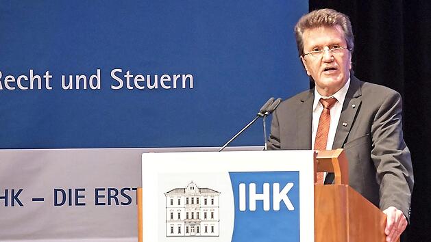 Leider war es in diesem Jahr aufgrund der Corona-Hygienevorschriften nicht m&ouml;glich, die Absolventen der IHK-Abschlusspr&uuml;fungen offiziell mit einem Festakt im Kongresshaus zu verabschieden. Das Bild stammt von der Abschiedsfeier 2019 und zeigt IHK-Pr&auml;sident Friedrich Herdan bei der Laudatio.  Foto: Christian Brossmann