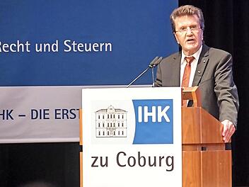 Leider war es in diesem Jahr aufgrund der Corona-Hygienevorschriften nicht m&ouml;glich, die Absolventen der IHK-Abschlusspr&uuml;fungen offiziell mit einem Festakt im Kongresshaus zu verabschieden. Das Bild stammt von der Abschiedsfeier 2019 und zeigt IHK-Pr&auml;sident Friedrich Herdan bei der Laudatio.  Foto: Christian Brossmann