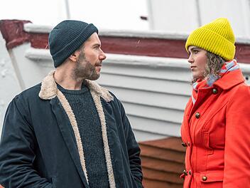 Polizist Conall (D&oacute;nall &Oacute; H&eacute;alai), der Sohn der Toten, wird ausgeschlossen vom Fall. Doch die Journalistin Ciara-Kate (Hannah Brady) hilft bei der Aufarbeitung.