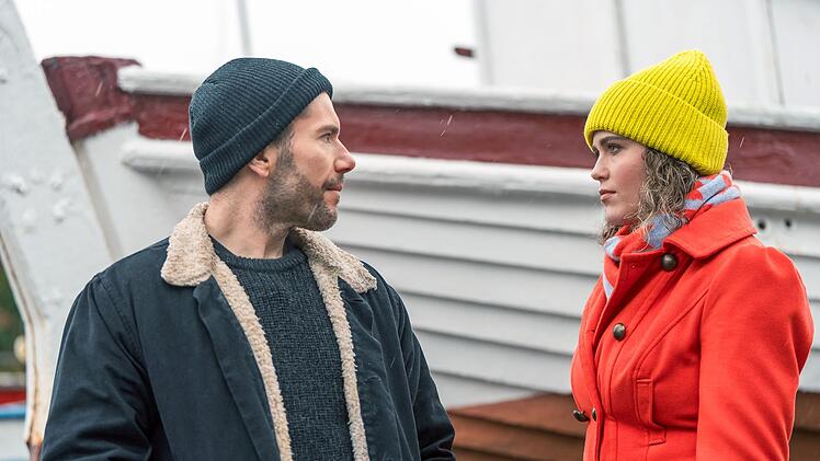 Polizist Conall (D&oacute;nall &Oacute; H&eacute;alai), der Sohn der Toten, wird ausgeschlossen vom Fall. Doch die Journalistin Ciara-Kate (Hannah Brady) hilft bei der Aufarbeitung.