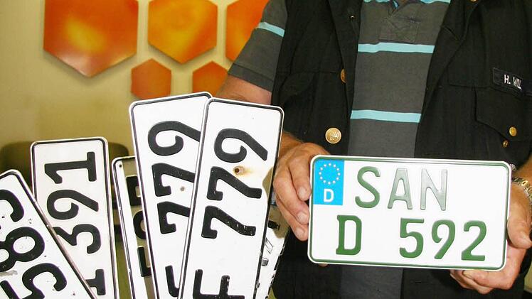 Harald Will aus Maierhof strahlt: Sein alter restaurierter Deutz-Traktor bekommt wieder das alte Kennzeichen SAN-D 592. "Ich hatte das Kennzeichen reservieren lassen", freut sich Will, generell lehnt er die Ausgabe der Altkennzeichen allerdings ab