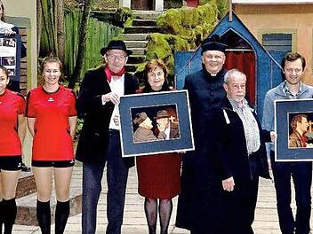 Einige Akteure des Ensembles "Don Camillo und seine Herde" präsentieren sich mit Fotos von Martin Ritter (Vierter von rechts). Links Bürgermeister Werner Diersch, Fünfter von links "Peppone" Siegfried Küspert. Foto: Dieter Hübner