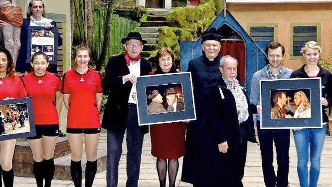 Einige Akteure des Ensembles "Don Camillo und seine Herde" präsentieren sich mit Fotos von Martin Ritter (Vierter von rechts). Links Bürgermeister Werner Diersch, Fünfter von links "Peppone" Siegfried Küspert. Foto: Dieter Hübner