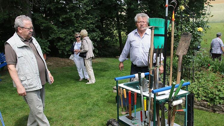 Der selbst gebaute Gerätewagen von Rudolf Beugnis stieß auf besonderes Interesse, vor allem bei den Männern. Foto: Michael Stelzner