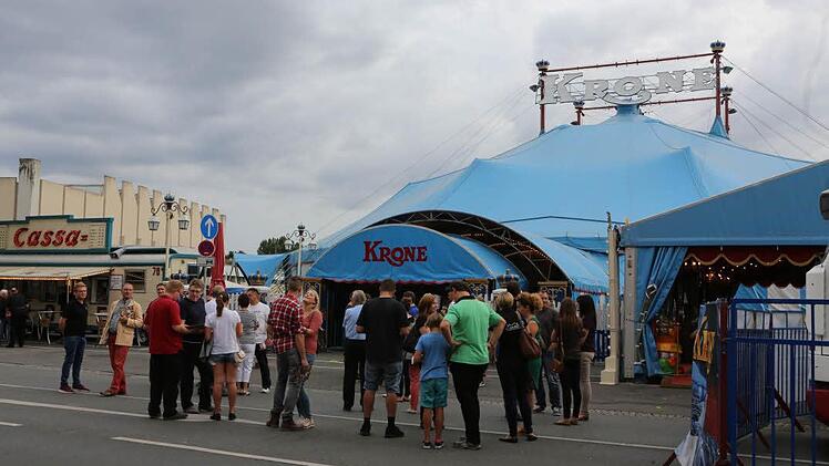 Die Zuschauer sehen meist nur die Glitzerwelt der Manege. Foto: Barbara Herbst