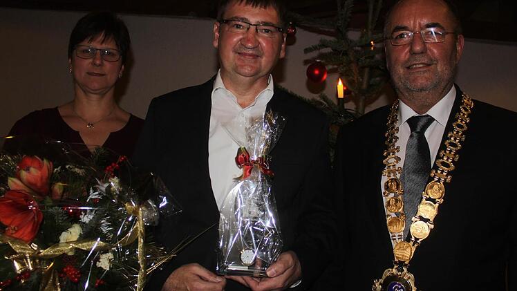 Stadtrat Andreas Weiß (FW) nahm aus gesundheitlichen Gründen seinen Abschied und wurde von Bürgermeister Jürgen Kohmann (rechts) verabschiedet; mit auf dem Bild ist Sabine Weiß.  Foto: Matthias Einwag