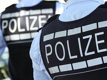 In Franken verstärken die Sicherheitskräfte ihre Präsenz auf den Straßen und rufen Bürger dazu auf, bei Zwischenfällen sofort den Notruf 110 zu verständigen. Foto: dpa