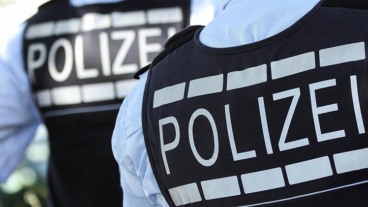 In Franken verstärken die Sicherheitskräfte ihre Präsenz auf den Straßen und rufen Bürger dazu auf, bei Zwischenfällen sofort den Notruf 110 zu verständigen. Foto: dpa