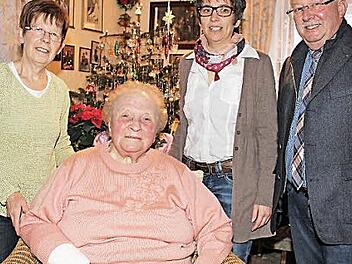 Die Jubilarin mit Tochter Waltraud Gehring, Enkeltochter Michaela Wüst und Bürgermeister Friedrich Gleitsmann (hinten v. l.) Foto: Evi Seeger