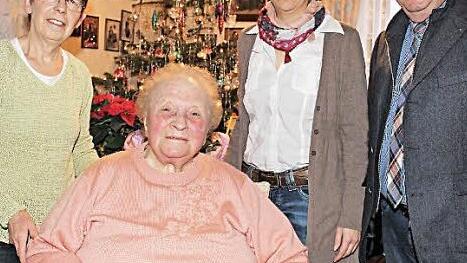 Die Jubilarin mit Tochter Waltraud Gehring, Enkeltochter Michaela Wüst und Bürgermeister Friedrich Gleitsmann (hinten v. l.) Foto: Evi Seeger