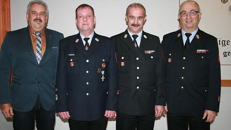 Dritter Bürgermeister Egon Kessler (von links) gratuliert dem neuen Kommandanten der Freiwilligen Feuerwehr Oehrberg, Klaus Zimmerhackl. Kreisbrandmeister Klaus Preisendörfer und Kreisbrandinspektor Ronald Geis schlossen sich an. Foto: Gabriele Sell