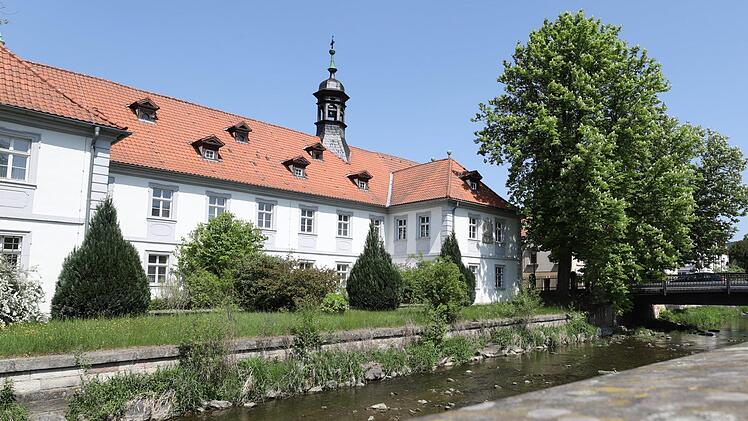 Von der Kulmbacher Straße aus zeigt sich der stadtbildprägende Charakter des historischen Bürgerspitals, das derzeit leer steht.  Foto: Marian Hamacher
