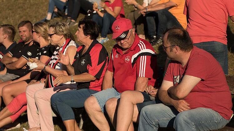 Sehr viele &auml;ltere Fans des 1. FC N&uuml;rnberg, sahen beim Spiel ihrer fr&uuml;heren Idolen zu. Foto: Hartmut Klamm