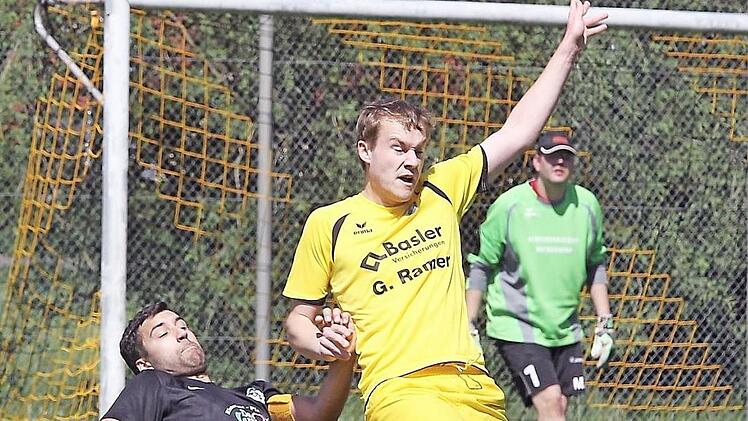 Der Oberhaider Andreas Schuster (links) fährt dem Priegendorfer Nils Häfer in die Parade. Foto: sportpress