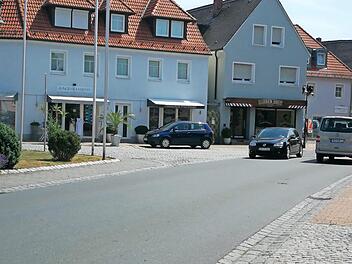 Am gestrigen Mittwoch gab es um die Mittagszeit im Ortszentrum von Adelsdorf jede Menge freier Parkplätze.  Foto: Johanna Blum