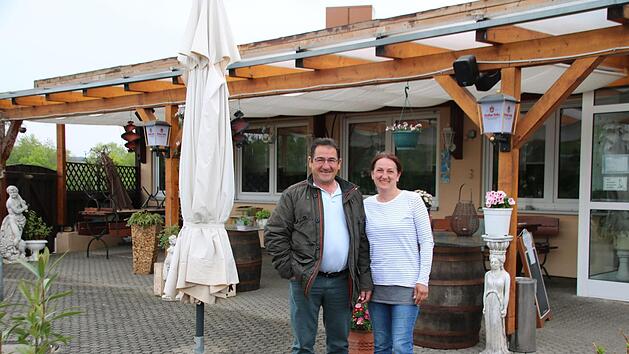 Maria und Ilias Siafakas k&ouml;nnen sich freuen. Im Sommer steht ihnen die Terrasse zur Verf&uuml;gung, die geplanten Bauarbeiten werden erst im Herbst durchgef&uuml;hrt.  Foto: Thomas Malz
