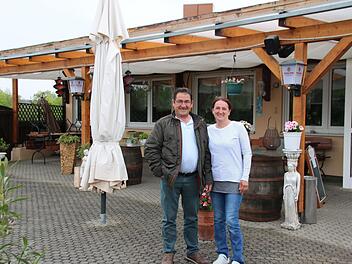 Maria und Ilias Siafakas können sich freuen. Im Sommer steht ihnen die Terrasse zur Verfügung, die geplanten Bauarbeiten werden erst im Herbst durchgeführt.  Foto: Thomas Malz