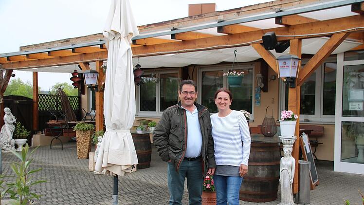 Maria und Ilias Siafakas können sich freuen. Im Sommer steht ihnen die Terrasse zur Verfügung, die geplanten Bauarbeiten werden erst im Herbst durchgeführt.  Foto: Thomas Malz