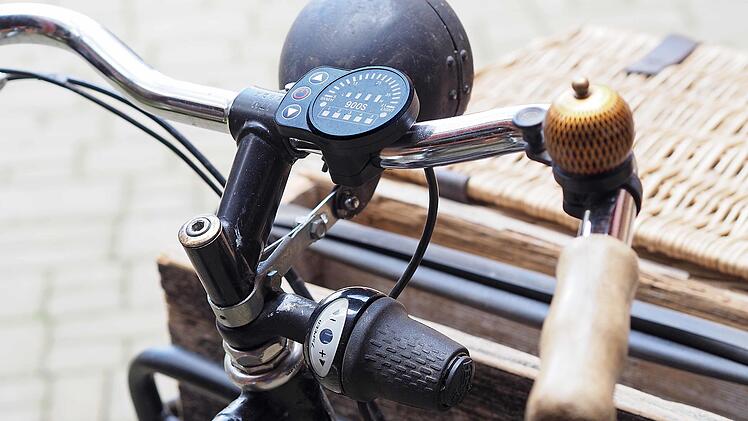 Cockpit: Mit dem Drehgriff einer früheren Kettenschaltung (Mitte) kann die Motorleistung des Lasten-Fahrades von Andreas Schwab gewählt werden. Das uralte Herrenrad hat Holzgriffe.