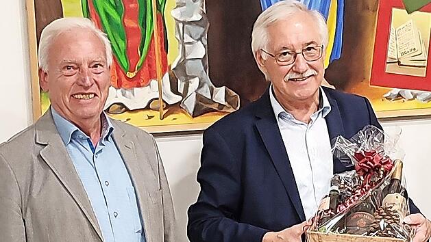 Ehrenvorsitzender Josef Schie&szlig;l dankte Erwin Richter (rechts) im Namen des Vereins f&uuml;r den Vortrag.