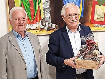 Ehrenvorsitzender Josef Schießl dankte Erwin Richter (rechts) im Namen des Vereins für den Vortrag.