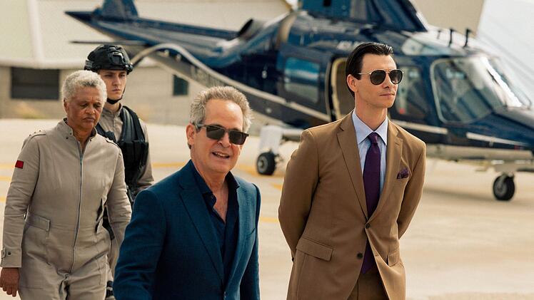 Tom Hollander (Mitte) spielt in "The Iris Affair" den Tech-Unternehmer Cameron Beck.
