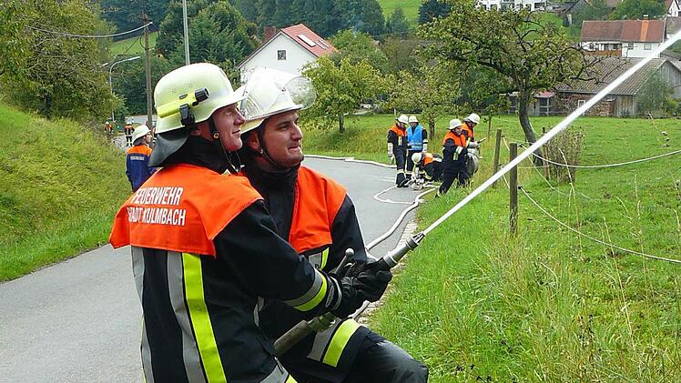 Von der Straße aus wird der Brand bekämpft.