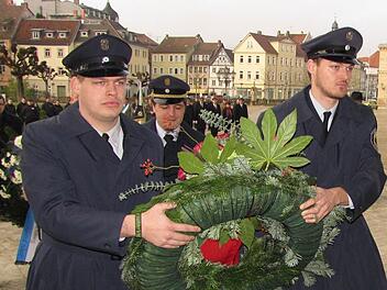 Mitglieder der Coburger Feuerwehr legten in der Gedenkhalle in den Arkaden einen Kranz nieder. Foto: Hermann Fechter