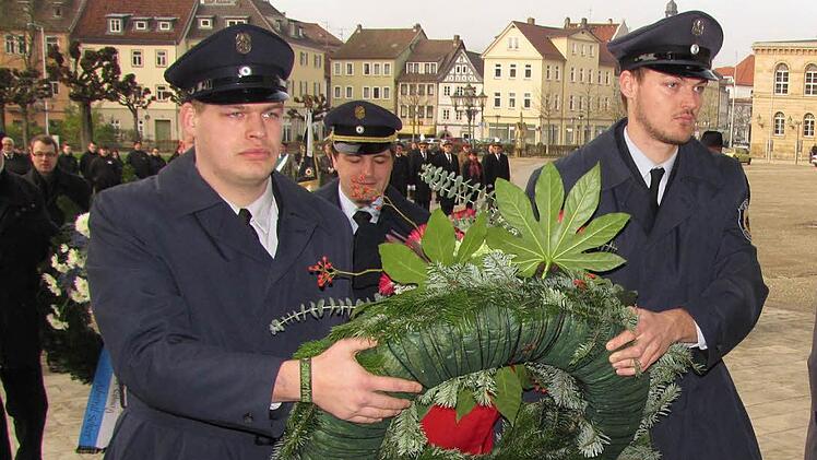 Mitglieder der Coburger Feuerwehr legten in der Gedenkhalle in den Arkaden einen Kranz nieder. Foto: Hermann Fechter