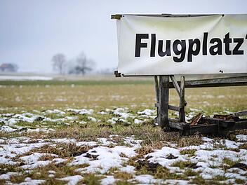 Ein Bürgerbegehren soll verhindern, dass der Landkreis für den Flugplatz zahlt. Ein Ratsbegehren des Kreistags zielt genau auf das Gegenteil. der Kreisausschuss Coburg sprach sich für diesenSchritt aus. Foto: CT-Archiv