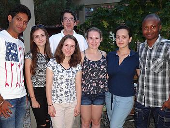 Die "German Brotzeit" hat die Austauschschüler - unter anderem - bei ihrem Besuch in Deutschland schwer beeindruckt. Emely Watson ist schier geplättet von den "Millionen Sorten Wurst" und Brot, die es hierzulande ganz selbstverständlich gibt (oben). - Drei interessante Wochen verleben 25 junge Menschen von fast allen Erdteilen derzeit auf Einladung des Lions-Districts Nordbayern in Königsberg. Wir unterhielten uns bei ihrer Ankunft mit Yogesdra, Tatevik, Emely, Page, Roxanna, Abubakarv (von l...