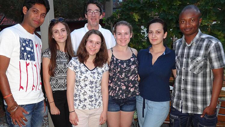 Die "German Brotzeit" hat die Austauschschüler - unter anderem - bei ihrem Besuch in Deutschland schwer beeindruckt. Emely Watson ist schier geplättet von den "Millionen Sorten Wurst" und Brot, die es hierzulande ganz selbstverständlich gibt (oben). - Drei interessante Wochen verleben 25 junge Menschen von fast allen Erdteilen derzeit auf Einladung des Lions-Districts Nordbayern in Königsberg. Wir unterhielten uns bei ihrer Ankunft mit Yogesdra, Tatevik, Emely, Page, Roxanna, Abubakarv (von l...