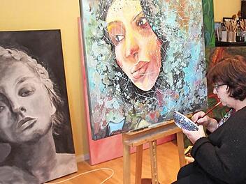 Ina Döke malt auch leicht mystisch anmutende Frauenporträts. Foto: Johanna Blum