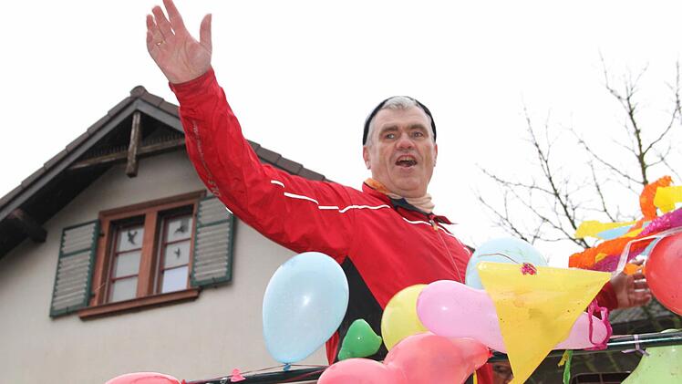 Vom Gemeindewagen grüßte Bürgermeister Bernhard Storath den Rest der Narrenwelt.