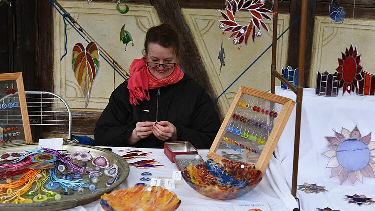 Gila Dressel aus Coburg fasst Tiffanyglas kunstvoll ein. Foto: Gabi Arnold