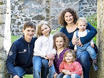 Familie_Marek ist eine von vielen, die sich in der Geburtsstation in Haßfurt richtig wohl gefühlt hat: Miriam Marek (rechts) aus Bundorf mit Mann Bernd und den Kindern Ronja, Lilli, Hanna und Fabian - alle in Haßfurt geboren. Würde die Geburtshilfe geschlossen werden, wäre die vierfache Mutter erschüttert.  Foto: Johanna Eckert