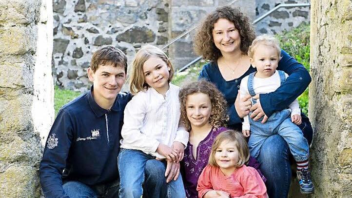 Familie_Marek ist eine von vielen, die sich in der Geburtsstation in Haßfurt richtig wohl gefühlt hat: Miriam Marek (rechts) aus Bundorf mit Mann Bernd und den Kindern Ronja, Lilli, Hanna und Fabian - alle in Haßfurt geboren. Würde die Geburtshilfe geschlossen werden, wäre die vierfache Mutter erschüttert.  Foto: Johanna Eckert
