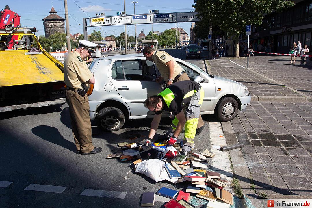 Pkw landet nach Kollision auf dem Dach - Stau im Feierabendverkehr