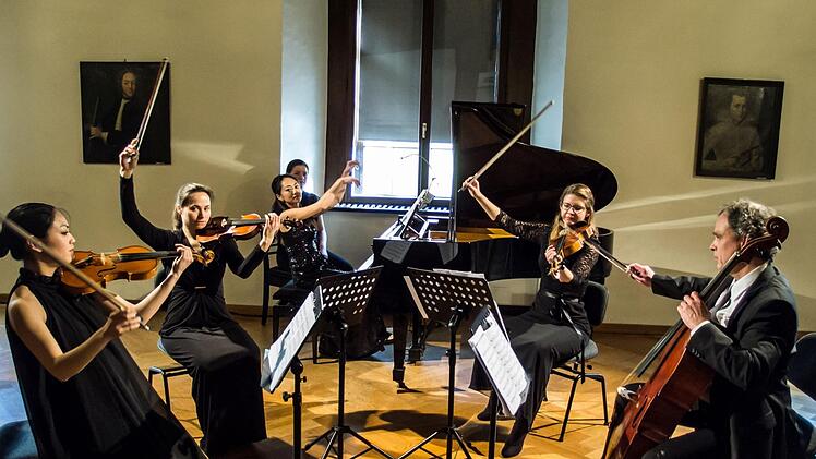 Mitreißend musiziert: Werke von Frank Bridge und Edward Elgar erklang beim Coburger Rathauskonzert (von links) (Shoko Okushiba, Judith Volz, Kyoko Frank, Annemarie Birckner und Johannes Keltsch.Foto: Jochen Berger