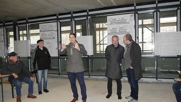 Architekt Marcel Ebert erläuterte den gesamten Ablauf.  Foto: Manja von Nida