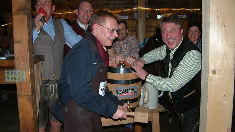 Bürgermeister Wolfgang Beiergrößlein und Braumeister Thomas Kaiser beim Bockbieranstich.Hans Franz